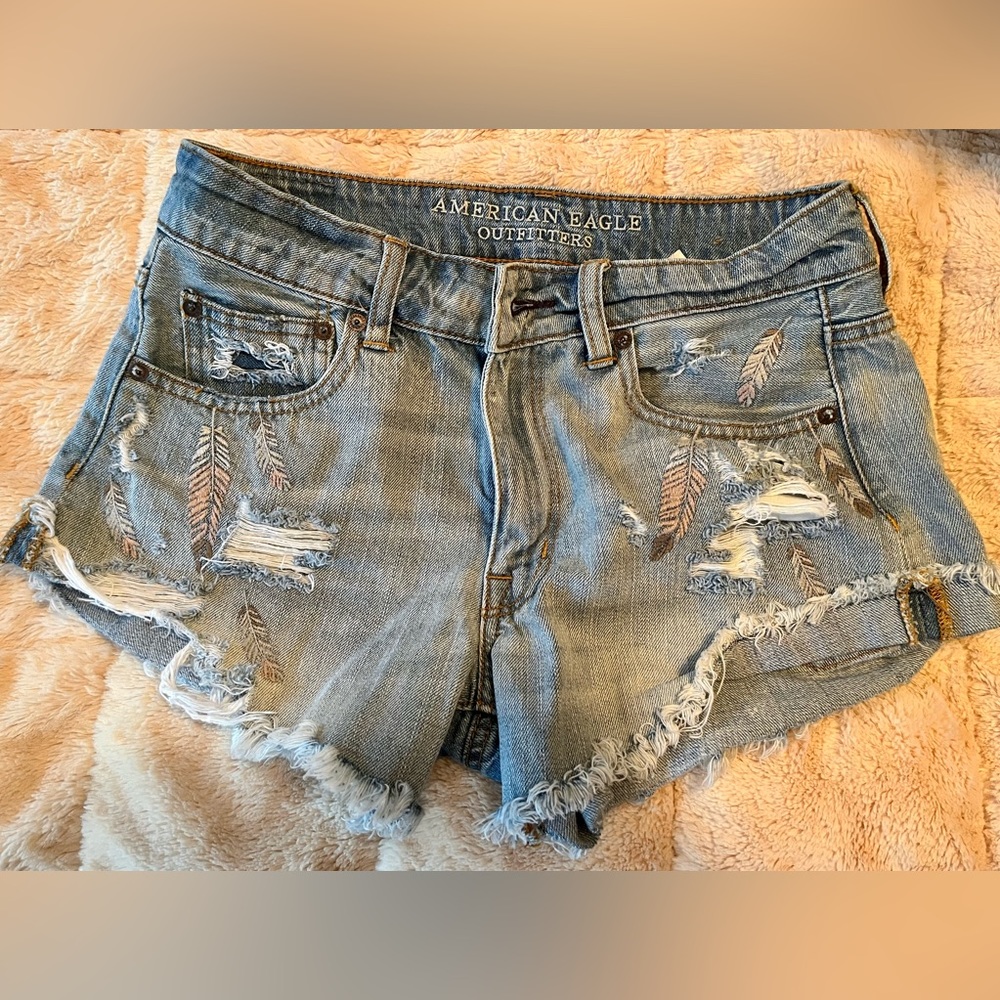 AE Womens size 6, Hi-Rise Festival, light wash-distressed jean shorts